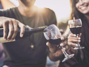 Dos personas disfrutando de sendas copas de vino tinto